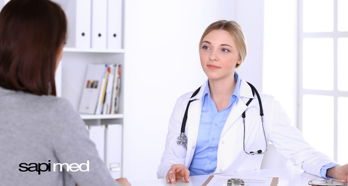 Lo scorso mese abbiamo affrontato anatomia, classificazione e principali approcci terapeutici della patologia emorroidaria. Questo mese ci concentriamo su due trattamenti ambulatoriali ampiamente utilizzati e supportati da evidenze cliniche: la legatura elastica delle emorroidi e la scleroterapia, con un focus speciale sulla tecnica combinata dello sclerobanding.